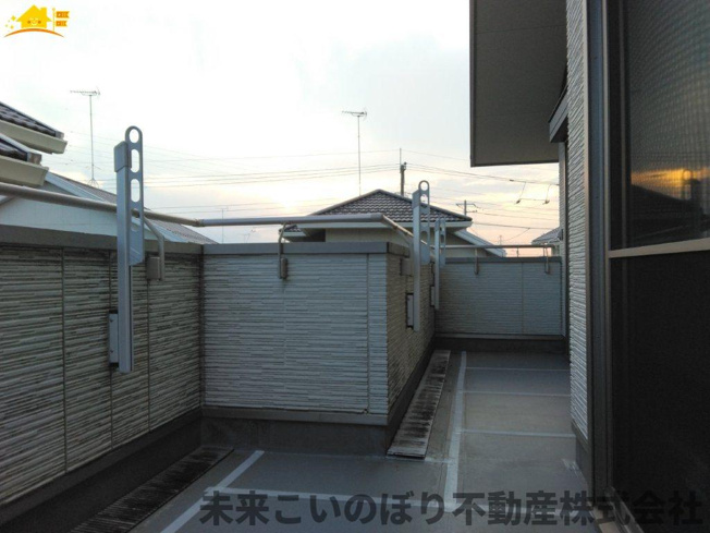 【バルコニー】 | 幸手市栄中古戸建て | 南向きのバルコニーは日当たり風当たりがとてもいいです。
洗濯物も良く乾きますね。
