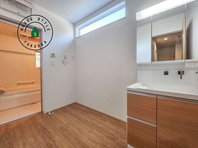 糟屋郡宇美町神武原1丁目第1-3棟（3号棟）　の脱衣所|ゆとりの洗面スペースで朝の身支度もスムーズに。暮らしを快適に変えるシャワー付洗面台です！