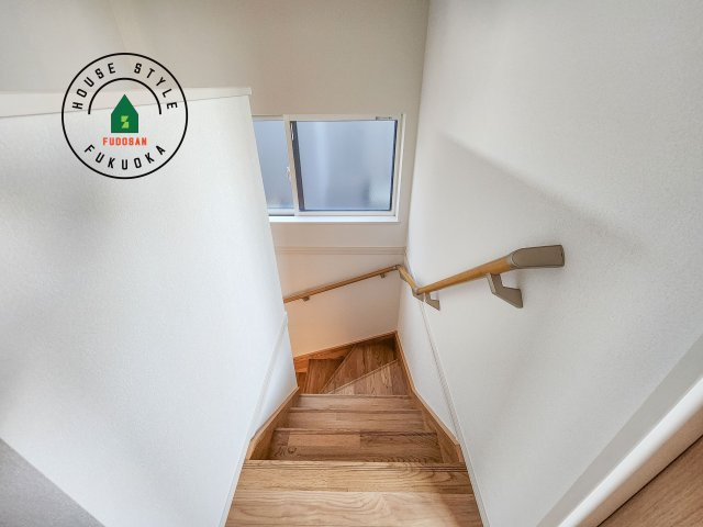 糟屋郡宇美町神武原1丁目第1-3棟（3号棟）　の内装|階段からも明るい光が入ります。採光や通風も階段の重要な役割です。