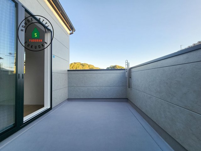 糟屋郡宇美町神武原1丁目第1-3棟（3号棟）　のバルコニー|風をしっかりと感じられるバルコニーでは、毎日が洗濯日和です。広々としているので洗濯も楽しくなるでしょうし、気分転換にバルコニーからの眺めを楽しむのもいいでしょう。