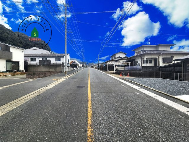 糟屋郡宇美町神武原1丁目第1-3棟（3号棟）　の前面道路含む現地写真|前面道路は閑静な住宅地をはしる車通りの少ない道路。お車の出し入れが苦手なママや小さなお子様にも安心ですね。しっかり舗装もされているので、ベビーカーや自転車で通っても快適に通行できます。