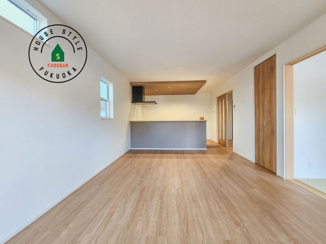 糟屋郡宇美町神武原1丁目第1-3棟（3号棟）　の居間・リビング|ご家族を近くに感じられる対面キッチンのLDK。会話もはずみそうですね。