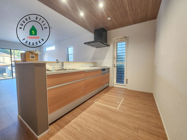 糟屋郡宇美町神武原1丁目第1-3棟（3号棟）　のキッチン|ダイニングテーブルへの配膳がラクラク、お料理はかどるカウンター付きシステムキッチン！