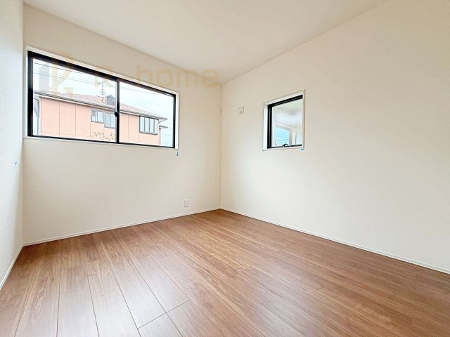 小美玉市先後第2　新築戸建て　1号棟の洋室|2面窓の風通しの良い洋室です♪差し込む暖かな陽当たりで、室内がくつろげる空間に早変わりです♪