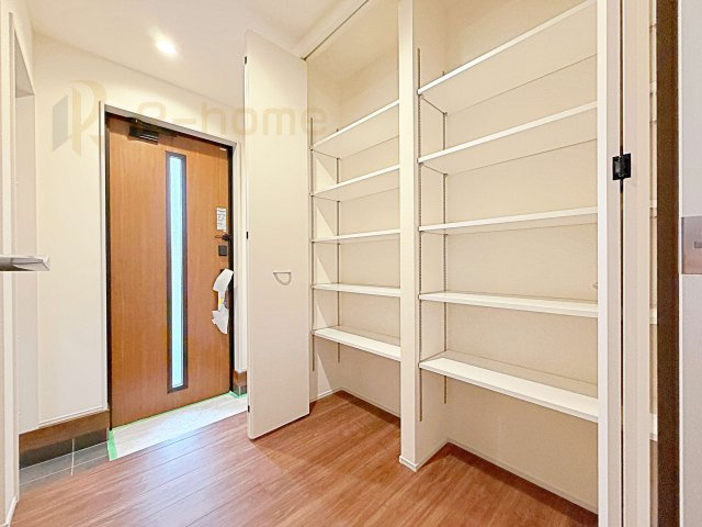 小美玉市先後第2　新築戸建て　1号棟の玄関|気持ちよくご家族やゲストを送迎できる穏やかな雰囲気の玄関♪大きな下駄箱で玄関廻りスッキリ♪