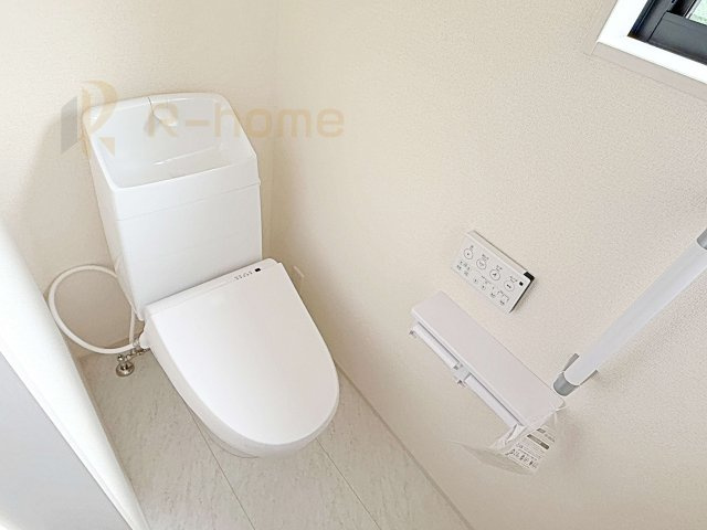 小美玉市先後第2　新築戸建て　1号棟のトイレ|小窓が付いた明るいトイレ♪
温水洗浄便座付きです。