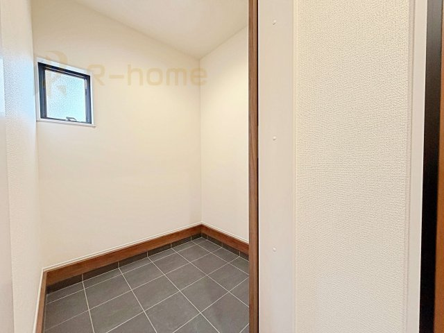 小美玉市先後第2　新築戸建て　1号棟の玄関|たっぷり収納できる大容量の玄関収納！ベビーカーやゴルフバッグもスッキリ収納♪