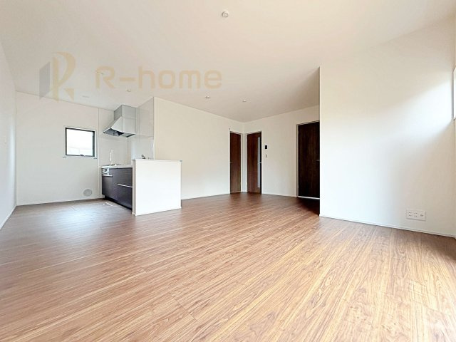 小美玉市先後第2　新築戸建て　1号棟の居間・リビング|広くて明るいＬＤＫ♪ ゆったりくつろげるリビングスペースで、ご家族皆様の笑顔が溢れます。