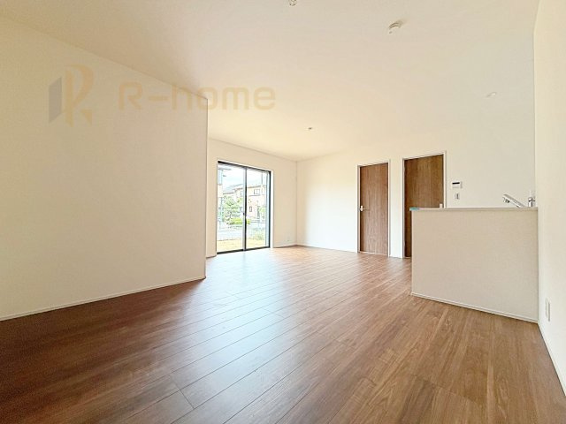 小美玉市先後第2　新築戸建て　1号棟の居間・リビング|リビングには開口部を可能な限り多く設けました。人が集まる場所なので開放感が必要な場所だと思います。