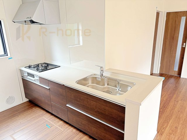 小美玉市先後第2　新築戸建て　1号棟のキッチン|大容量のスライド式収納棚付きシステムキッチン！３口コンロでお料理もはかどります♪