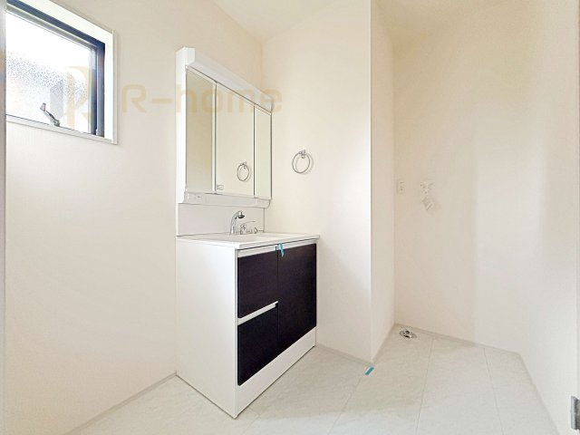 小美玉市先後第2　新築戸建て　1号棟の洗面所|三面鏡の使いやすい洗面台です。忙しい朝も家族みんなで身支度可能なスペース。