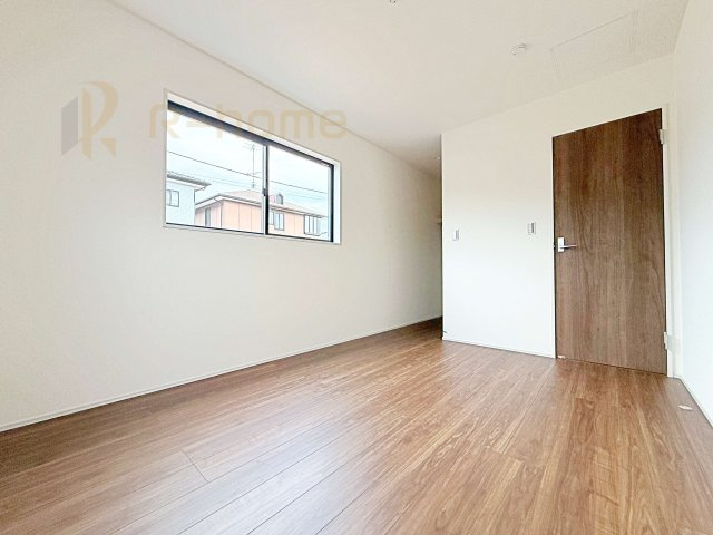 小美玉市先後第2　新築戸建て　1号棟の洋室|収納便利なウォークインクローゼット付きの洋室♪
明るく風通しの良いお部屋です♪