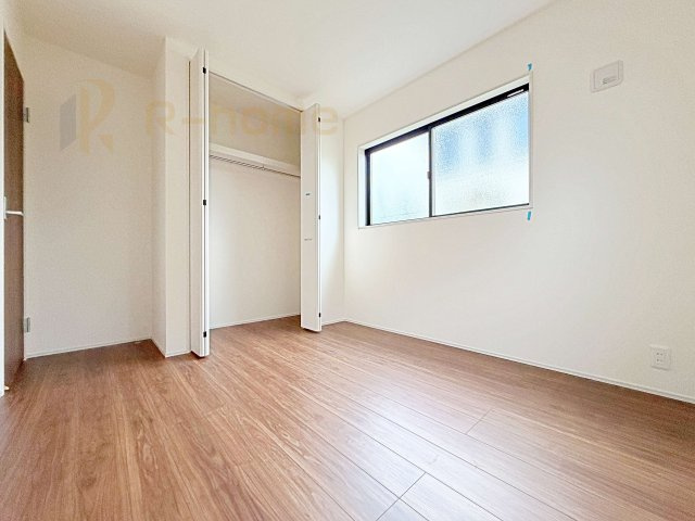 小美玉市先後第2　新築戸建て　1号棟の洋室|どんな部屋家具も合わせやすいシンプルな洋室！
たっぷりの日差しと心地よい風が舞い込む住まい♪