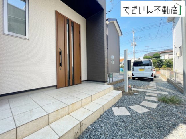 【玄関】 | 深谷市上柴町東七丁目　中古住宅   | 現地(2025年8月撮影)