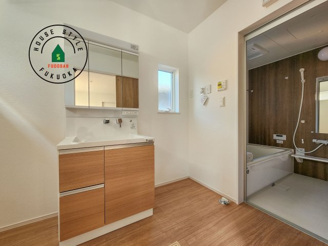 福津市宮司4丁目第4-4棟（2号棟）　の脱衣所|ゆとりの洗面スペースで朝の身支度もスムーズに。暮らしを快適に変えるシャワー付洗面台です！