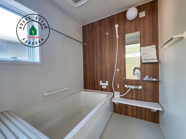 福津市宮司4丁目第4-4棟（2号棟）　の浴室|ウ窓もあるので換気も安心ですね。同社仕様。1日の疲れを癒してくれる広々バスルーム。雨の日のお洗濯にも大活躍な浴室乾燥機付です！