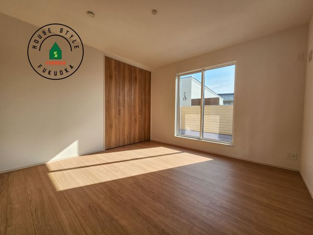 福津市宮司4丁目第4-4棟（2号棟）　の寝室|主寝室には収納力に優れたクローゼットがありますので、お部屋もすっきり片付きます。