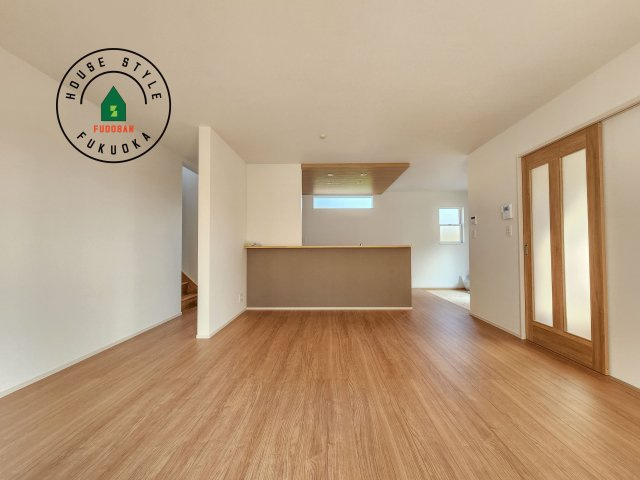 福津市宮司4丁目第4-4棟（2号棟）　の居間・リビング|ご家族を近くに感じられる対面キッチンのLDK。会話もはずみそうですね。