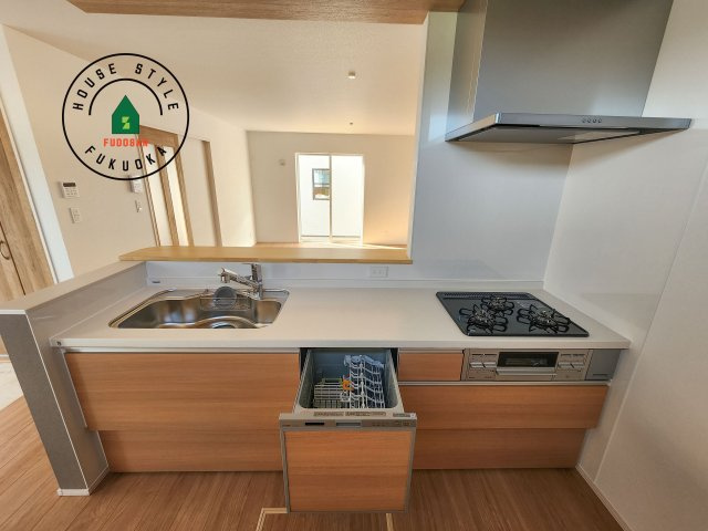 福津市宮司4丁目第4-4棟（2号棟）　のキッチン|ご家族を近くに感じられる対面キッチンのLDK。会話もはずみそうですね。