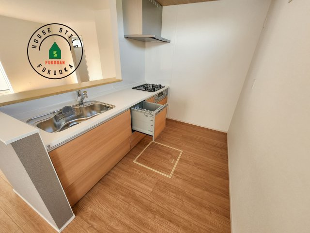 福津市宮司4丁目第4-4棟（2号棟）　のキッチン|ダイニングテーブルへの配膳がラクラク、お料理はかどるカウンター付きシステムキッチン！