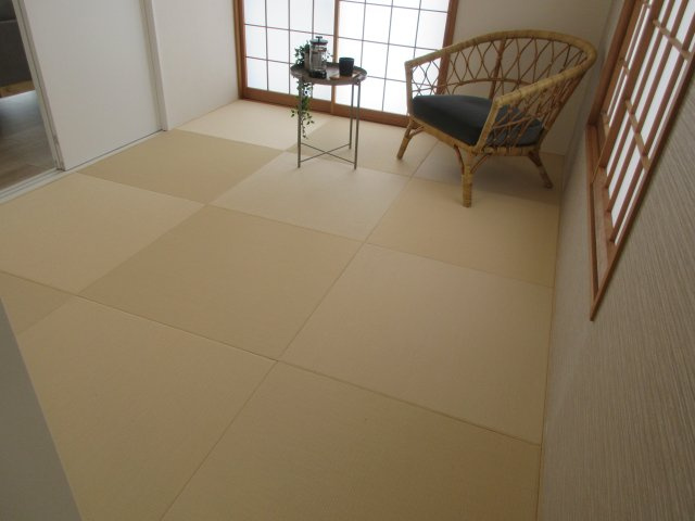 青梅市畑中3丁目　中古戸建の和室|おしゃれな琉球畳です♪引き込み戸なのでリビングと一体化して開放感があります。