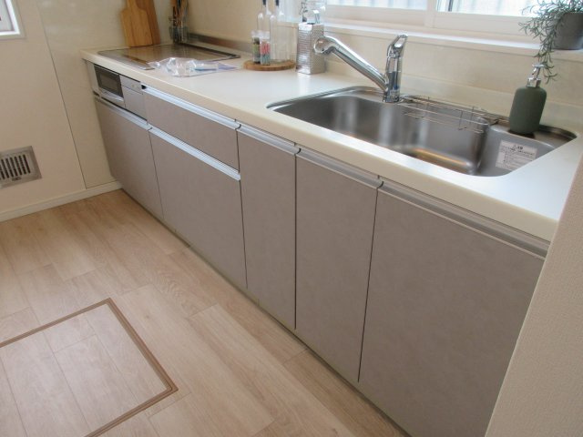 青梅市畑中3丁目　中古戸建のキッチン|収納たっぷりのシステムキッチン☆