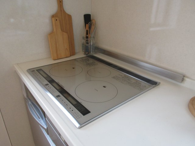 青梅市畑中3丁目　中古戸建のキッチン|火を使わないＩＨクッキングヒーターで空気もクリーン