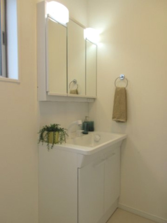 青梅市畑中3丁目　中古戸建の独立洗面台|身だしなみを整えやすく、収納たっぷりの三面鏡付洗面化粧台☆