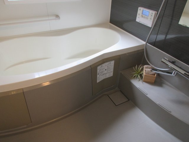 青梅市畑中3丁目　中古戸建の浴室|ベンチバス仕様で小さなお子様やお年寄りにも安心。