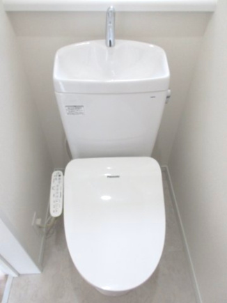 青梅市畑中3丁目　中古戸建のトイレ|2階温水シャワートイレ