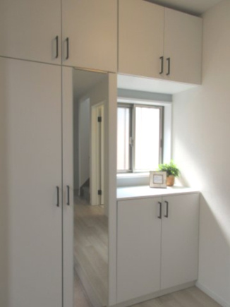 青梅市畑中3丁目　中古戸建の玄関|お出かけ前の身だしなみチェックに便利な全身ミラー付き☆