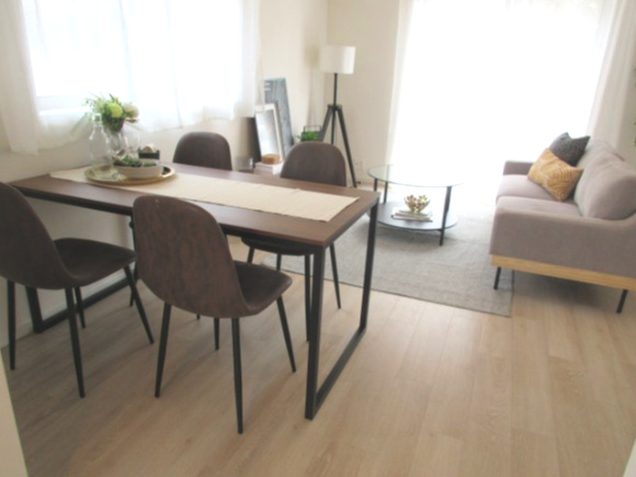 青梅市畑中3丁目　中古戸建の居間・リビング|家族団らんの時間も増えそうなくつろぎのＬＤＫ