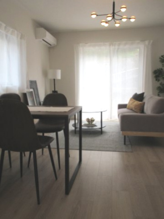 青梅市畑中3丁目　中古戸建の居間・リビング|たっぷりの陽光に包まれる明るいリビングです♪