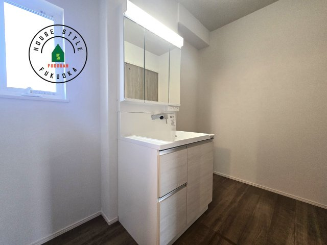 福津市宮司4丁目第4-4棟（3号棟）　の内観：施工例|毎日使うものだから清潔な空間を保ちたい水回り。洗面にはそんな願いを解消させてくれる収納アイデアが満載です。三面鏡の裏側にはキャビネットが現れ小物から背の高い物まで収納できます。