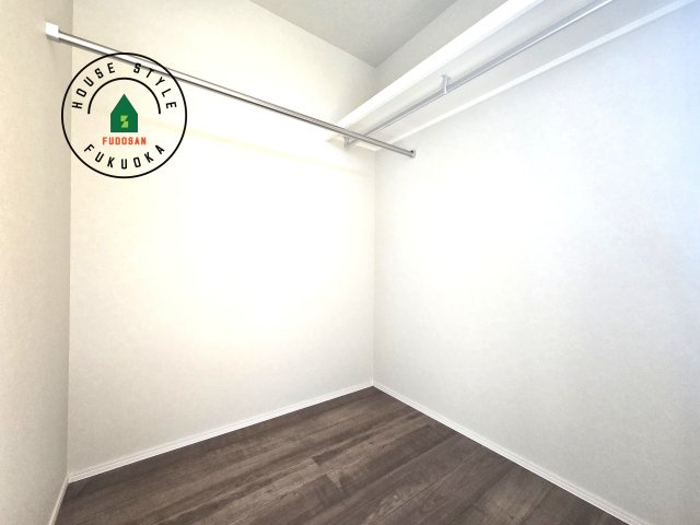 福津市宮司4丁目第4-4棟（3号棟）　の内観：施工例|洋服や大きな荷物が多い方や人数の多いご家族などは、一般的なクローゼットよりもウォークインクローゼットのほうが使い勝手が良いです。