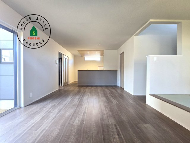 福津市宮司4丁目第4-4棟（3号棟）　の内観：施工例|ご家族を近くに感じられる対面キッチンのLDK。会話もはずみそうですね。