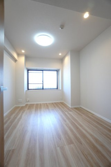 【洋室】 | 【上質リノベ】ナタリーマリナタウンウエストデッキＡ棟 | 【洋室約6.6帖】
心と体をゆったりと安らげる主寝室。
寝室のゆとりが大きい分だけ、
暮らしの安らぎは深まります。
一日の疲れを癒すだけでなく、
ご夫婦の親密な語らいを紡ぎ出します。