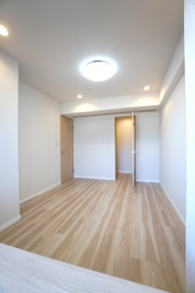 【洋室】 | 【上質リノベ】ナタリーマリナタウンウエストデッキＡ棟 | 【洋室約6.6帖】
どんな家具や敷物でも部屋に馴染みやすく、
コーディネートがし易そうですね。
配置も柔軟に対応できるので身の回りの整理もし易い！
自分好みの空間に出来そうですね！