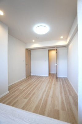 【洋室】 | 【上質リノベ】ナタリーマリナタウンウエストデッキＡ棟 | 【洋室約6.6帖】
どんな家具や敷物でも部屋に馴染みやすく、
コーディネートがし易そうですね。
配置も柔軟に対応できるので身の回りの整理もし易い！
自分好みの空間に出来そうですね！