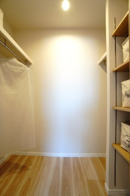 【収納】 | 【上質リノベ】ナタリーマリナタウンウエストデッキＡ棟 | 【約1.5帖WIC】
中には枕棚とパイプハンガー、それに高さ調節自在のフリーラック。
洋服だけでなくアクセサリーや小物もまとめて収納でき、
着替えるスペースもあるため、服選びの時間を短縮できますね。