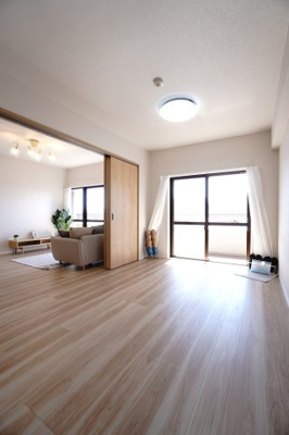 【洋室】 | 【上質リノベ】ナタリーマリナタウンウエストデッキＡ棟 | 【洋室約5.8帖】
在宅勤務・リモートワークの書斎や、
趣味やくつろぎのスペースとしても。
家族と一緒に楽しい時間を過ごす中にも、
一人でくつろげる時間と場所は特に良いですね。
