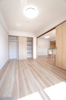 【洋室】 | 【上質リノベ】ナタリーマリナタウンウエストデッキＡ棟 | 【洋室約5.8帖】
将来、ラフスタイルや家族構成が変わった時等、
第2子供部屋としても活用できそうですね！
勿論、壁掛けエアコンも取付が出来ますので、
快適な居室環境で過ごせそうです！【洋室約5.8帖