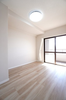 【洋室】 | 【上質リノベ】ナタリーマリナタウンウエストデッキＡ棟 | 【洋室約4.7帖】
居室にはクローゼットを完備。
自由度の高い家具の配置が叶うシンプルな空間です。
お子様の成長と人数と共に必要になる
子供部屋にもぴったりの間取りですね。