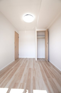 【洋室】 | 【上質リノベ】ナタリーマリナタウンウエストデッキＡ棟 | 【洋室約4.5帖】
こども部屋をコーディネート！このぐらいの広さがあれば、 
お子さんの好きな色やモチーフを使ったコーディネートで、
勉強もお片付けも全部楽しいお気に入りの空間にしていけそうですね！