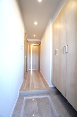 【玄関】 | 【上質リノベ】ナタリーマリナタウンウエストデッキＡ棟 | 【玄関ホール】
人を迎え入れる最初の場所だからこそ、
清潔感があり纏まった空間にして頂ける様に
ニッチ風シューズBOXを設置。
照明はオートライト。消し忘れや
出入りが暗くならなく済みます！