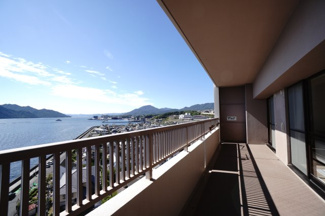 【バルコニー】 | 【上質リノベ】ナタリーマリナタウンウエストデッキＡ棟 | 【バルコニー】
リビング全面が接するワイドバルコニー。
前面の建物が邪魔することなくよく陽が当たり、お洗濯物もすぐ乾きそう！
この位の広さがあると、エアコン室外機を置いても十分なスペースを保てます。