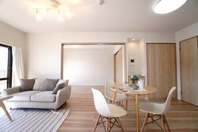 【居間・リビング】 | 【上質リノベ】ナタリーマリナタウンウエストデッキＡ棟 | 【約15.5帖LDK】
今回のリノベーションスタイルは「ナチュラルモダン」
床や建具の温かい木の質感や、
リビングの窓から見える瀬戸内の景色は絶景！
リゾートみたいな空間で、ゆったり暮らせそうですね！