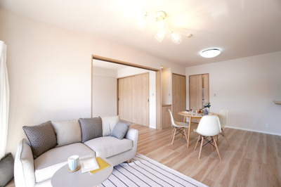 【居間・リビング】 | 【上質リノベ】ナタリーマリナタウンウエストデッキＡ棟 | 室内（2025年10月24日11：00頃）撮影