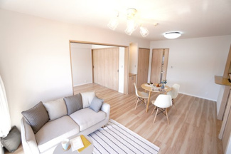 【居間・リビング】 | 【上質リノベ】ナタリーマリナタウンウエストデッキＡ棟 | 室内（2025年10月24日11：00頃）撮影