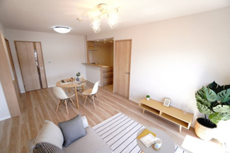 【居間・リビング】 | 【上質リノベ】ナタリーマリナタウンウエストデッキＡ棟 | 【約15.5帖LDK】
今回のリノベーションスタイルは特別仕様。
至るところから入ってくる陽ざしを活かせる
「ナチュラル」をベースとしつつ「リゾートスタイル」も取り入れ、
優しい雰囲気を大事にしました